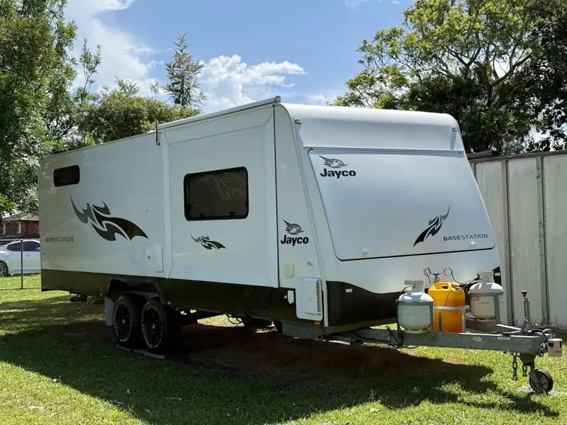 How to Remove Black Streaks From a Caravan